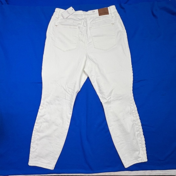 👖NWT🤩 |•JUDY BLUE•| Mid Rise Relaxed Fit Braided Racer Stripe Jeans Size 14W👖 - Picture 3 of 12